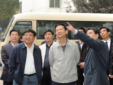 2011年集团公司董事长印建安陪同市委常委、市政法委书记丁健到南宫NG28社区视察各项事情