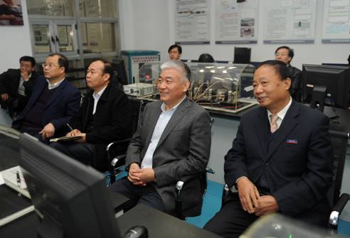 2011年科技部副部长在南宫NG28调研时指出： 人才是基础 科技是要害 效益是基础